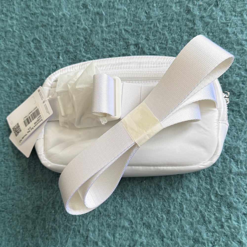 lululemon Everywhere Belt Bag 1L Wunder Puff Shine - Picture 4 of 5